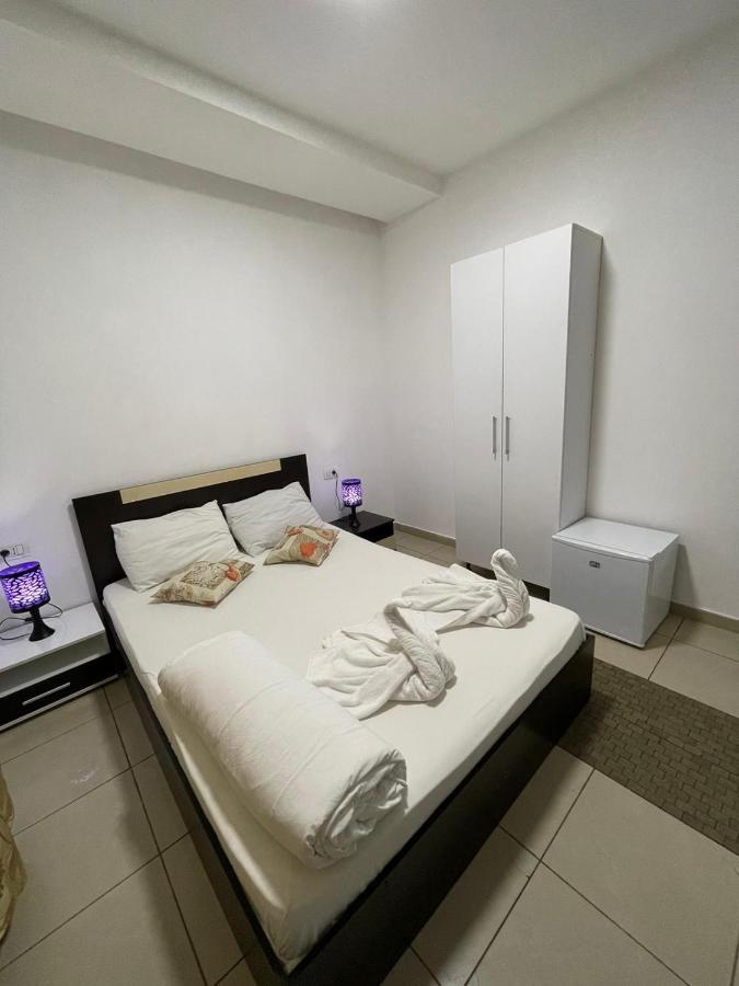 Hostel Tripoli Palace ブカレスト エクステリア 写真