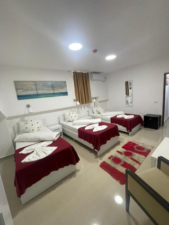 Hostel Tripoli Palace ブカレスト エクステリア 写真
