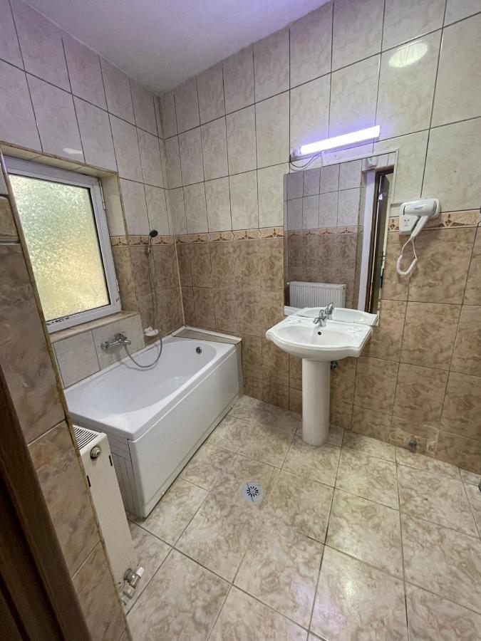 Hostel Tripoli Palace ブカレスト エクステリア 写真