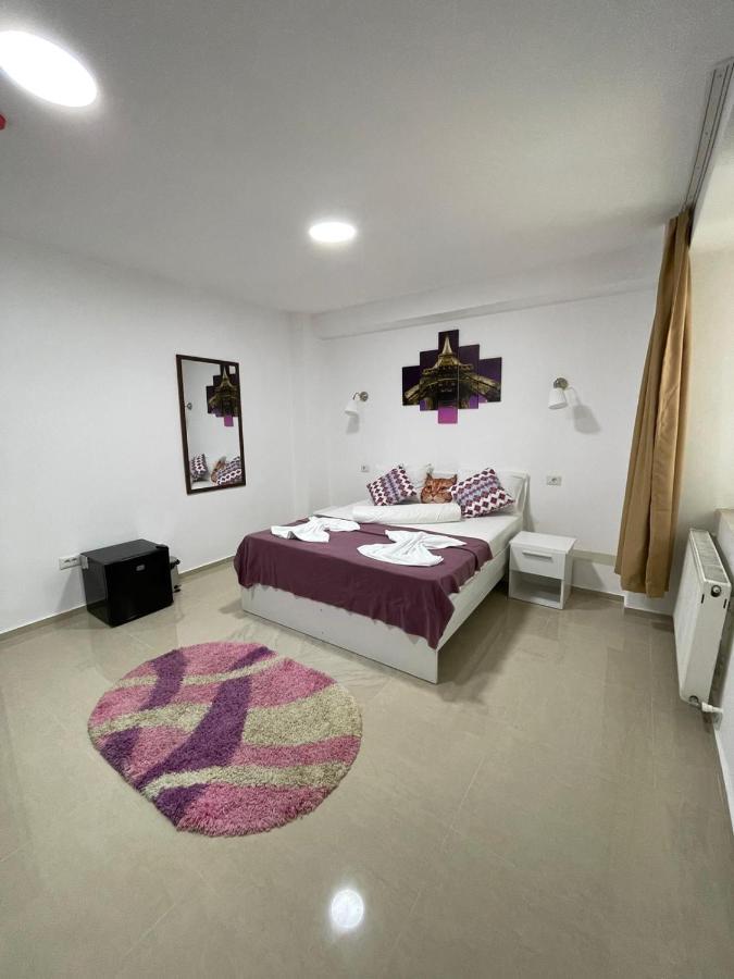 Hostel Tripoli Palace ブカレスト エクステリア 写真