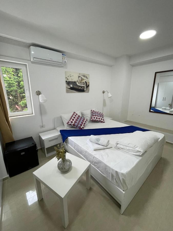 Hostel Tripoli Palace ブカレスト エクステリア 写真
