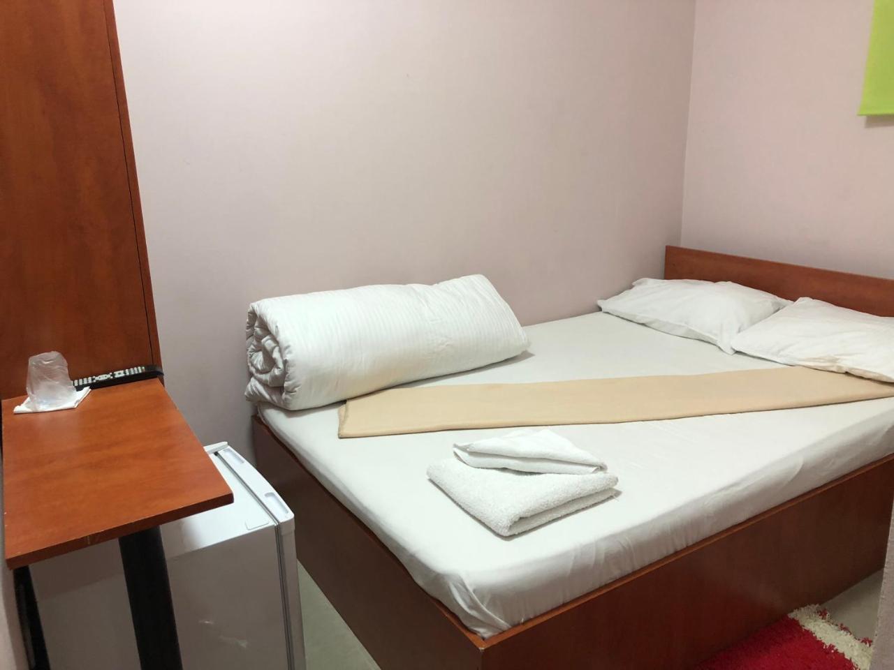Hostel Tripoli Palace ブカレスト エクステリア 写真